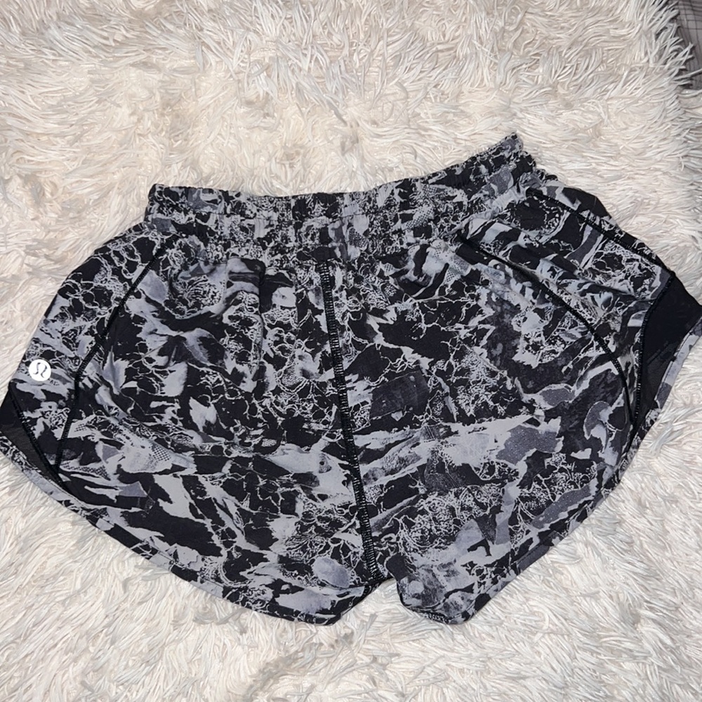 Lululemon Black & White Print Shorts Size 4